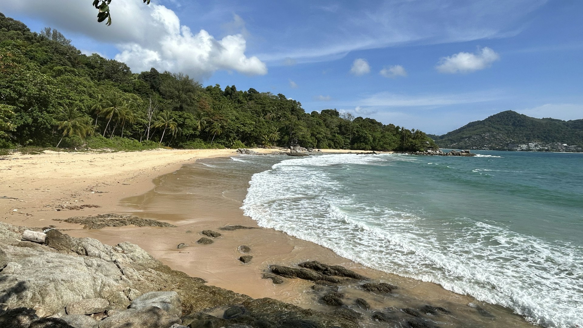 Praia de Laem Sing, em Phuket, com floresta e mar de Andaman